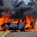 Incendios en autos híbridos y eléctricos, un desafío para los bomberos. ¿Cuentan con capacitación y equipos para controlarlos?