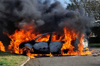 Incendios en autos híbridos y eléctricos, un desafío para los bomberos. ¿Cuentan con capacitación y equipos para controlarlos?