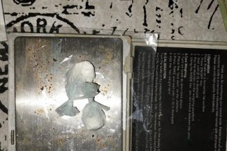 Detuvieron a expolicía y otras dos personas en allanamientos por venta de drogas