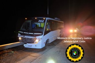 Minibús con 24 personas a bordo sufrió desperfecto y terminó contra el guardarraíl
