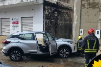 Perdió el control del auto, chocó contra una vivienda y provocó fuga de gas