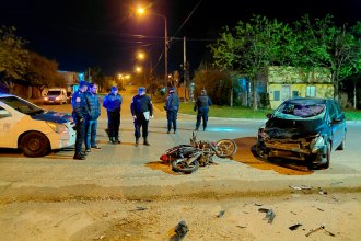 Dos jóvenes y un pequeño de 4 años, lesionados cuando iban en moto y los chocó un auto