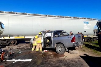 Camioneta chocó contra un tren y hay 3 personas fallecidas