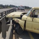 Un pozo en la ruta hizo que rompiera su camioneta y chocara contra una baranda. Su acompañante fue trasladado al hospital