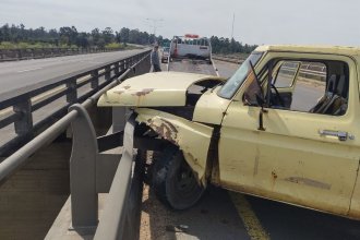 Un pozo en la ruta hizo que rompiera su camioneta y chocara contra una baranda. Su acompañante fue trasladado al hospital