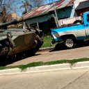 Un tanque de guerra chocó contra una camioneta que estaba estacionada