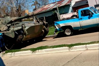 Un tanque de guerra chocó contra una camioneta que estaba estacionada