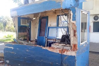 Camionero chocó contra una garita de peaje en la RN14
