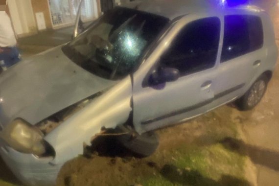Padre e hijo, contra un poste de luz: el pequeño resultó con traumatismos