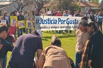 Árbol en homenaje y reclamo de justicia: esperan respuestas tras la muerte de popular docente de Villa Elisa