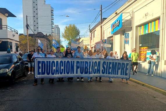 Concordienses marcharon en defensa de la educación pública y celebraron el rechazo a los vetos de Milei