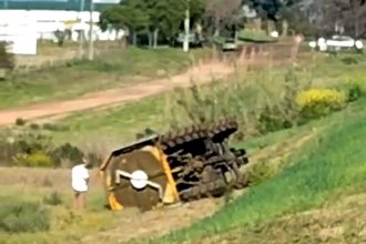 Tractor municipal cortaba el pasto en la ruta y volcó. El conductor resultó ileso