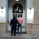 Extraña situación. Lo detuvieron cuando comía en el interior de un auto con la mujer que lo había denunciado
