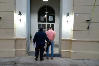 Extraña situación. Lo detuvieron cuando comía en el interior de un auto con la mujer que lo había denunciado