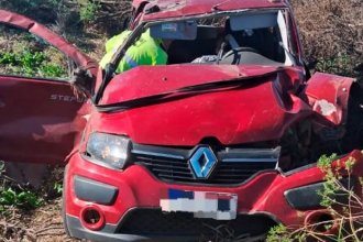 Conductor volcó tras perder el control de su auto: quedó atrapado y tuvo que ser rescatado