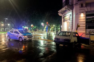 Chocó contra un semáforo en el centro de Concordia y terminó hospitalizado