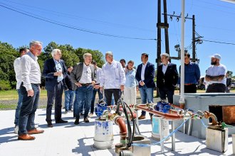 Frigerio recorrió la embotelladora de agua del <i>Dibu</i> Martínez y anunció que arreglarán el acceso a Puerto Yeruá