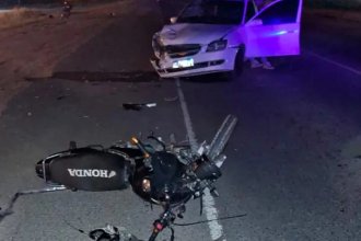 Hospitalizaron a dos motociclistas. Testigos afirmaron que iban zigzagueando y cruzaron en rojo