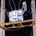 Fuerte descarga eléctrica en la vía pública al intentar atar su caballo a un poste
