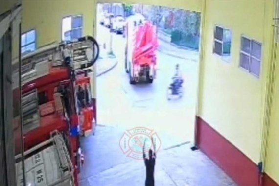 No fue tragedia de milagro: un motociclista desobedeció la indicación y se cruzó por detrás de una unidad que ingresaba al cuartel