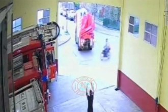 No fue tragedia de milagro: un motociclista desobedeció la indicación y se cruzó por detrás de una unidad que ingresaba al cuartel