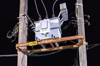Fuerte descarga eléctrica en la vía pública al intentar atar su caballo a un poste