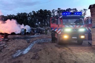 Nueve horas de combate contra un incendio con llamas de 6 metros de altura en un depósito