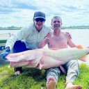 Tras 40 minutos y 3 kilómetros de lucha, capturaron un surubí albino de 50 kilos. Lo devolvieron al río Uruguay