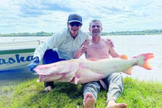 Tras 40 minutos y 3 kilómetros de lucha, capturaron un surubí albino de 50 kilos. Lo devolvieron al río Uruguay