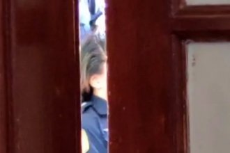 Esperó hora y media para denunciar violencia de género mientras policías almorzaban y se arreglaban