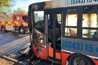 Explosión y fuego en colectivo que transportaba chicos con discapacidad en Paraná