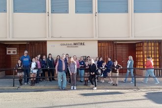 Padres protestaron frente al Colegio Mitre: “Queremos que limpien el nombre del profesor” que fue “despedido injustamente”
