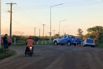 Investigan la muerte de motociclista que apareció en una zanja con dinero y droga