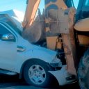 Bomberos rescataron al conductor de la camioneta que impactó violentamente contra una retroexcavadora