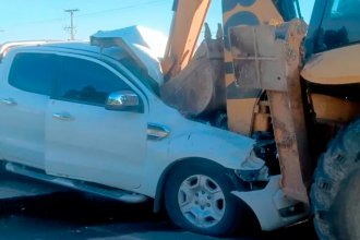 Bomberos rescataron al conductor de la camioneta que impactó violentamente contra una retroexcavadora