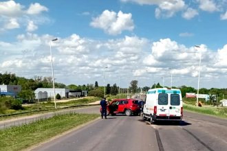 Choque entre ambulancia y camioneta en cruce de rutas terminó con heridos