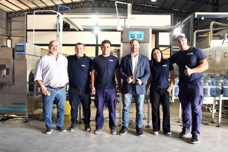 Azcué visitó una envasadora de agua mineral que proyecta ampliar su alcance para 2026