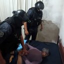 Madrugada tensa en Colón. Un hombre con un arma se atrincheró más de 8 horas. Grupo de elite de la policía logró entrar y desarmarlo