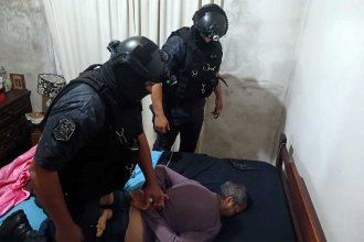 Madrugada tensa en Colón. Un hombre con un arma se atrincheró más de 8 horas. Grupo de elite de la policía logró entrar y desarmarlo