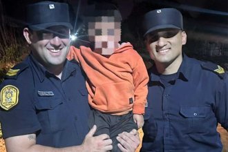 Policías salvaron la vida de un niño de dos años. Desesperado, su padre pidió auxilio en una comisaría