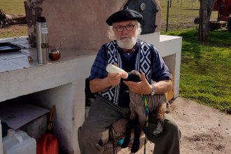 Pasó de guiar barcos de gran porte en maniobras delicadas a “dar la mamadera a una oveja guacha” en Entre Ríos
