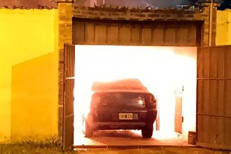Un Fiat Siena ardió en llamas cuando estaba en el garage