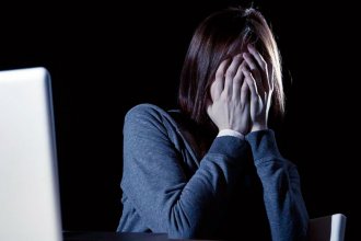 Durante dos años, creó perfiles falsos en redes promocionando la prostitución de su pareja. Fue denunciado
