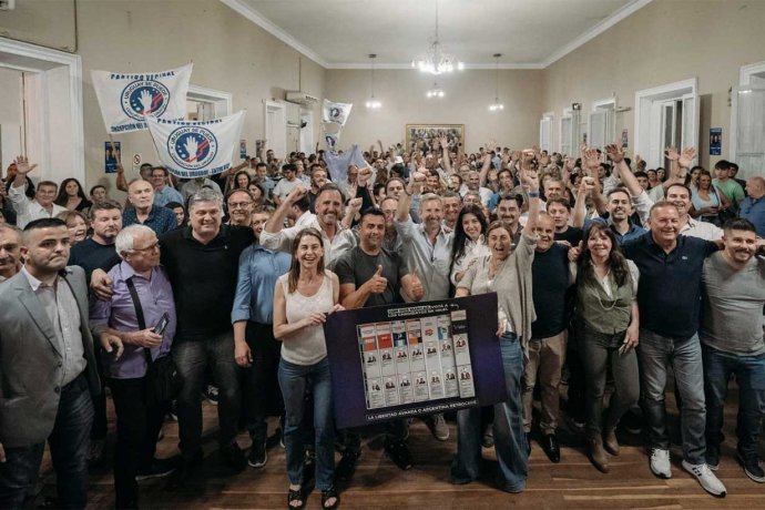 “Confío en ustedes, no me aflojen estos días”. Frigerio pasó por Concepción del Uruguay