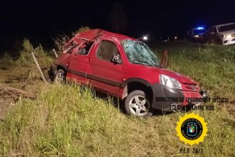 Dos personas resultaron con lesiones tras volcar en un intento por esquivar a un animal