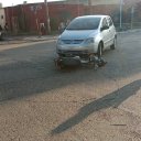 Manejaba su auto, quiso doblar y chocó a un motociclista