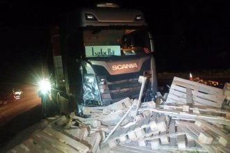 Reventón de una cubierta provocó el vuelco y un choque con otro camión