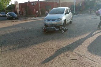 Manejaba su auto, quiso doblar y chocó a un motociclista