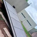 Sufrió heridas de consideración al caerle encima un pesado portón metálico e investigan las causas