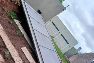 Una persona sufrió heridas de consideración al caerle encima un pesado portón metálico e investigan las causas